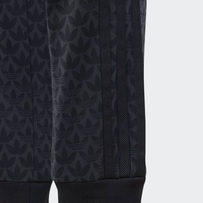 Adidas pantaloni de sport cu imprimeu monogramă carbon copii carbon/negru 2JBN11696